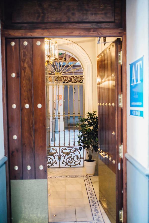 One&Lux Byron Suites Sevilla Bagian luar foto