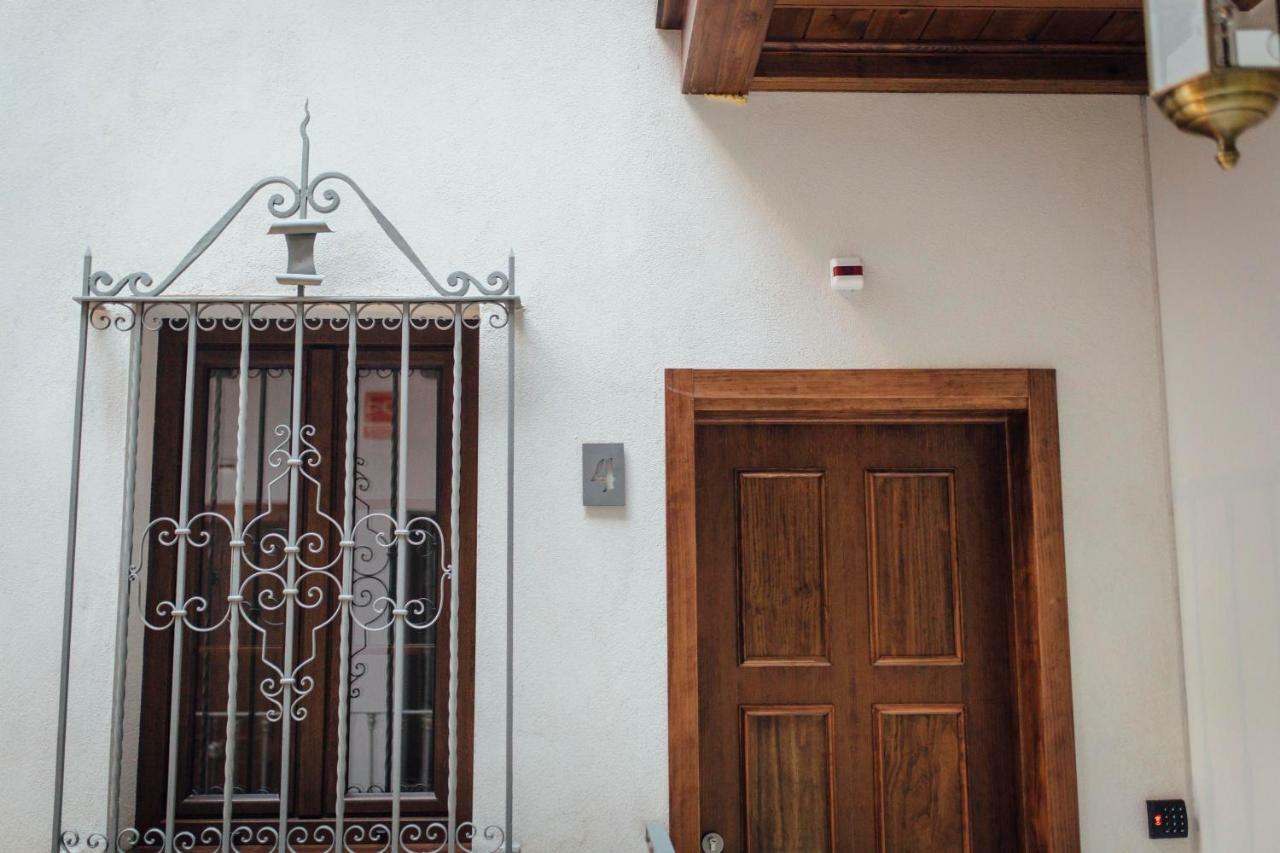 One&Lux Byron Suites Sevilla Bagian luar foto